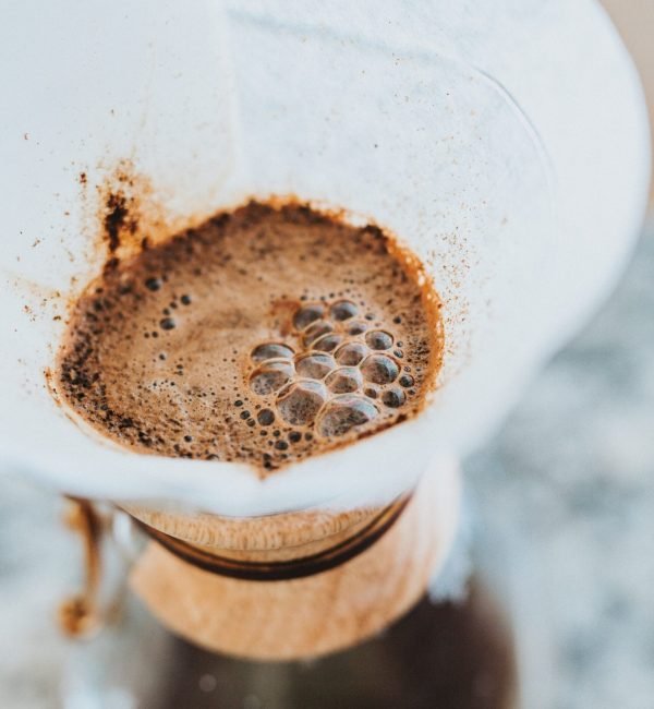 barista sirviendo cafe en cafeterias en burgos
